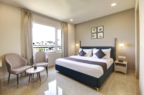 um quarto de hotel com uma cama e uma janela em Saltstayz Horizon - Golf Course Road & Sector 29 em Gurgaon