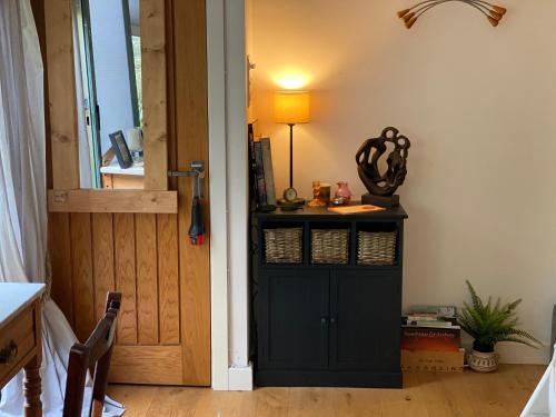 un pasillo con un armario verde junto a una puerta en ‘The Den’ Self contained one bedroom annexe., en Stockbridge