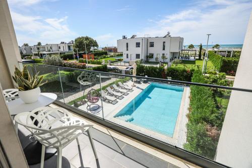 un balcone con vista sulla piscina di Vila 29 Valamar a Durrës