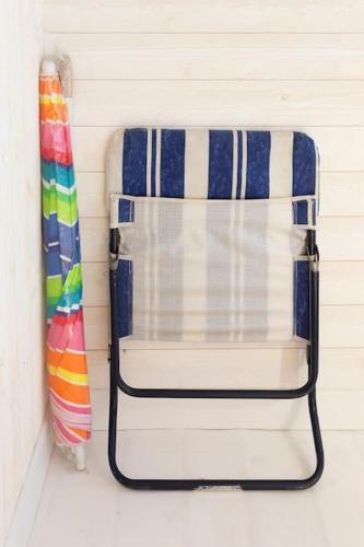 une valise est accrochée au mur à côté d'une serviette colorée dans l'établissement Chez Danièle - Superbe studio avec une vue mer exceptionnelle, à La Grande Motte