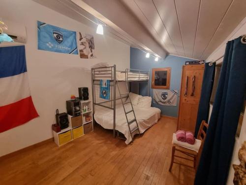 un dortoir avec un lit superposé et une chambre avec dans l'établissement La Mordorée, maison ancienne jacuzzi, à Rivière-sur-Tarn