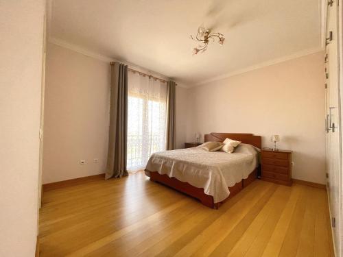 pusta sypialnia z łóżkiem i oknem w obiekcie Lolik Villa w mieście Sobreda