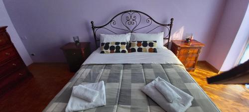 a bedroom with a large bed with pillows at Appartamento liliana in Moncalieri