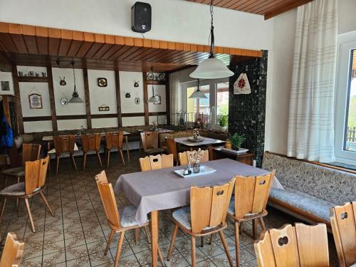 a dining room with a table and chairs at Gasthof zur Burgruine in Pottenstein