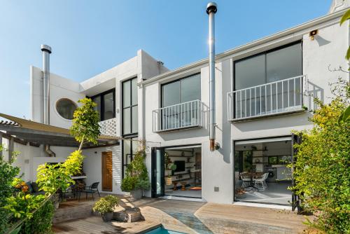 una vista exterior de una casa con grandes ventanas en Vernon Terrace 29, en Ciudad del Cabo