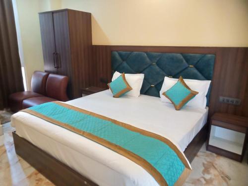 Giường trong phòng chung tại Amigo Rooms