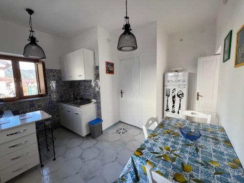 アジェーロラにあるPiccolo Sognoのテーブル付きのキッチン、カウンター付きのキッチンが備わります。