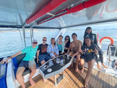 Un gruppo di persone seduti sul retro di una barca di DAV Travels a Labuan Bajo