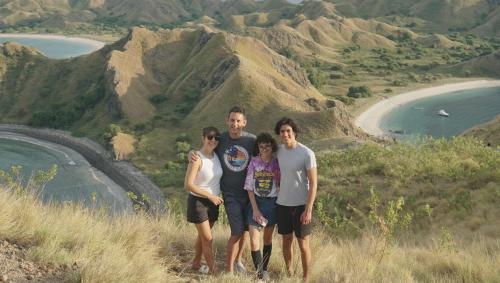 un grupo de personas de pie en la cima de una colina en DAV Travels, en Labuan Bajo