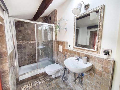 ein Bad mit einem Waschbecken, einem WC und einer Dusche in der Unterkunft Mansarda Balilla Centralissima vicinissima al mare in San Benedetto del Tronto