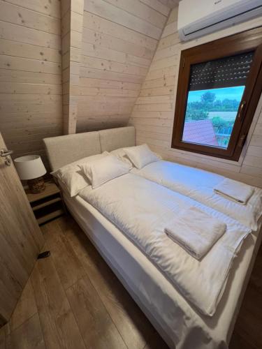 Säng eller sängar i ett rum på Vízparti Futrinka Vendégházak