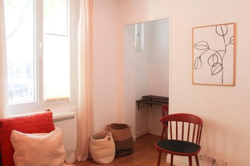 聖旺的住宿－Apartment decorated in Saint-Ouen-sur-Seine，一间带椅子和桌子的房间以及窗户