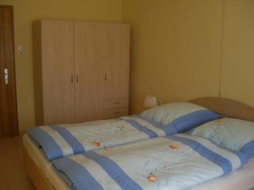 1 dormitorio con 1 cama con rayas azules y blancas en Freistehendes Ferienhaus in ruhiger Lage - b58107 en Großbreitenbach