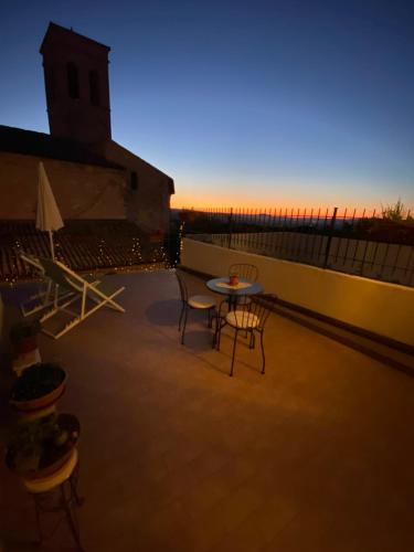 App. con terrazza panoramica in centro-Montefalcoにあるバルコニーまたはテラス