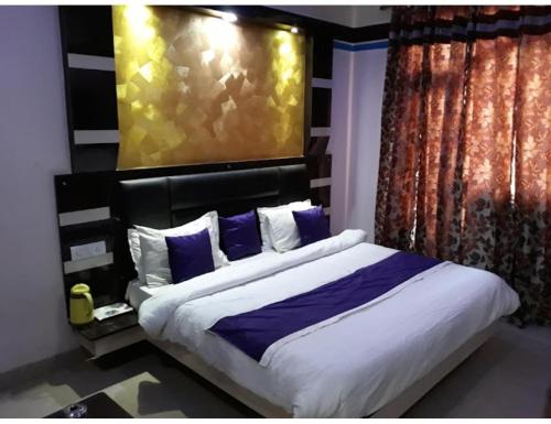 Krevet ili kreveti u jedinici u okviru objekta Hotel Kerni Palace, Katra