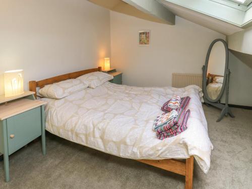 1 dormitorio con cama, tocador y espejo en Main Street View, en Keighley