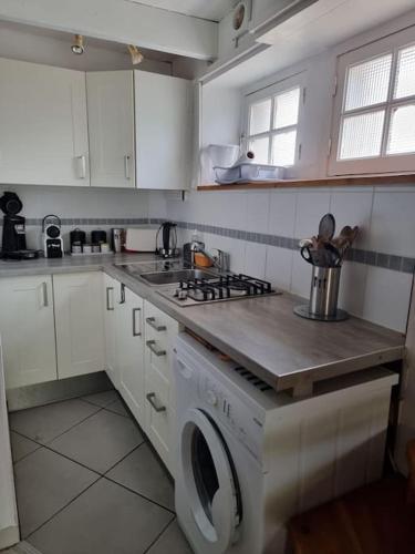 Il comprend une cuisine équipée d'une cuisinière, d'un lave-linge et d'un évier. dans l'établissement Maison Bretagne, à Saint-Jacut-de-la-Mer