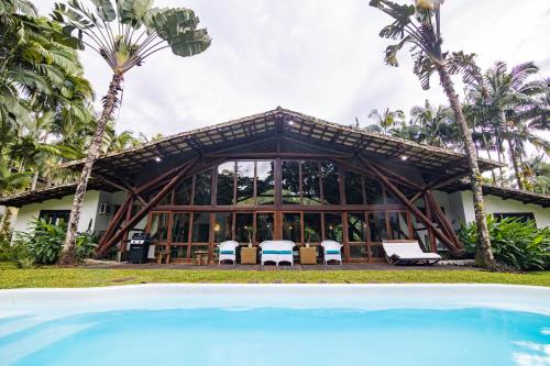 安格拉杜斯雷斯的住宿－paraíso tropical exótico, natureza e mar, golfe e marina，前面设有游泳池的度假胜地