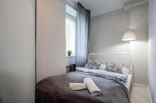 um quarto com uma cama com duas toalhas em 33 Gdynia Oksywie - Apartament Mieszkanie dla 2 os em Gdynia