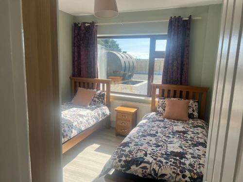 ゴールウェイにあるEaster Snow Galway Cityの小さなベッドルーム(ベッド2台、窓付)