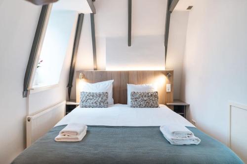 A bed or beds in a room at Rooftop Retreat