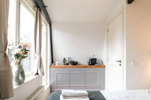 阿姆斯特丹的住宿－Rooftop Retreat，卧室设有窗户和带毛巾的台面