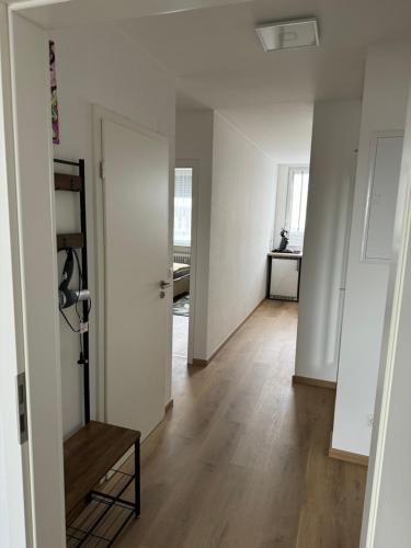 an empty room with white walls and a wooden floor at City-See Central Apartment in Marl