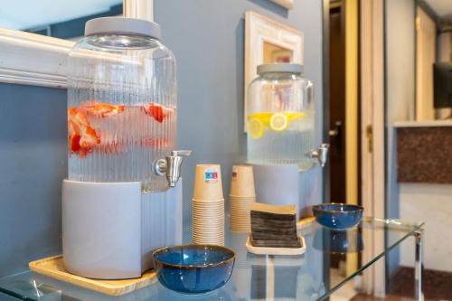 Una mesa de cristal con cuencos y un frasco de cristal sobre ella. en Sunotel Aston, en Barcelona