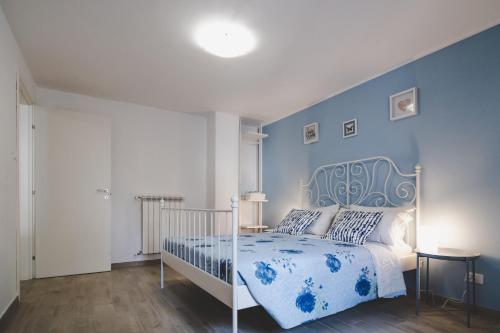 ペスカーラにあるCasa al mareの青い壁のベッドルーム1室
