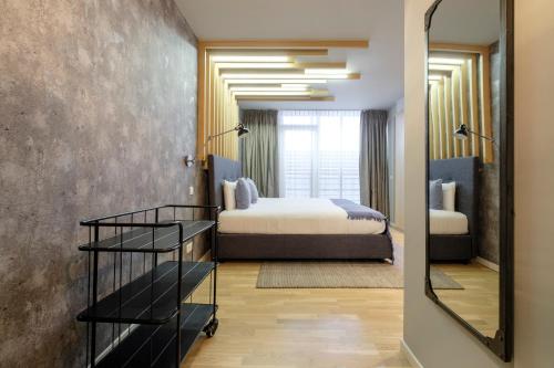ブリュッセルにあるBeautiful 1 bedroom apartment close to Parc de Bruxellesのベッドルーム(ベッド1台、鏡付)