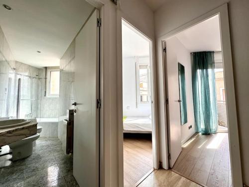 uma casa de banho com uma porta que leva a um quarto em House with terrace connected with Downtown&Airport em Barcelona
