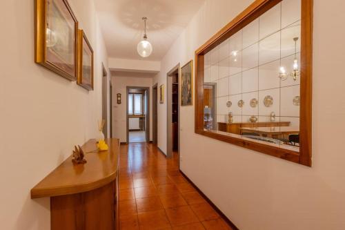 un corridoio di una casa con bancone e specchio di La Terrazza sui Monti a Castiglione dʼIntelvi
