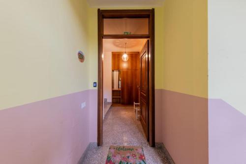 a hallway with a door leading into a room at La Terrazza sui Monti in Castiglione dʼIntelvi