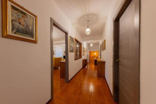 a hallway with a hallway leading to a room at La Terrazza sui Monti in Castiglione dʼIntelvi