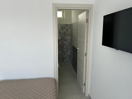 a hallway with a television and a walk in closet at La casa dei Coloni in Nola