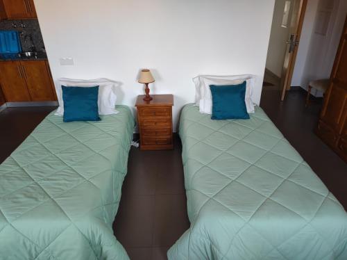 2 Betten nebeneinander in einem Zimmer in der Unterkunft Valentim House in Viana do Castelo