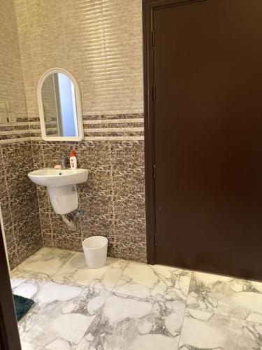 a bathroom with a sink and a mirror at استديو in Unayzah