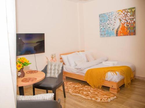 1 dormitorio con 1 cama y 1 mesa con silla en Adeti Homestay, en Ruiru