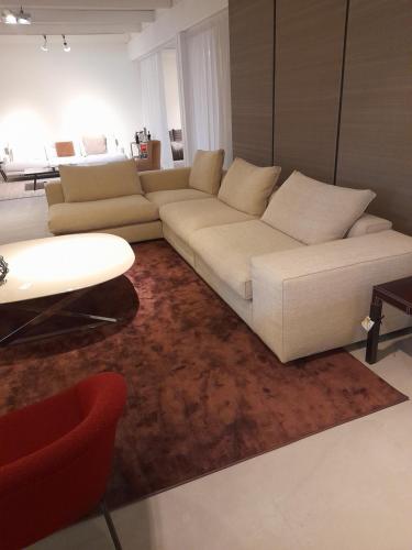 ein Wohnzimmer mit einer weißen Couch und einem roten Stuhl in der Unterkunft Business Accommodation 'Loft' Intimate in Geel
