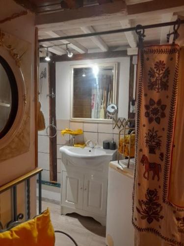 une salle de bain avec un lavabo et un rideau de douche dans l'établissement La Bohème, à Narbonne