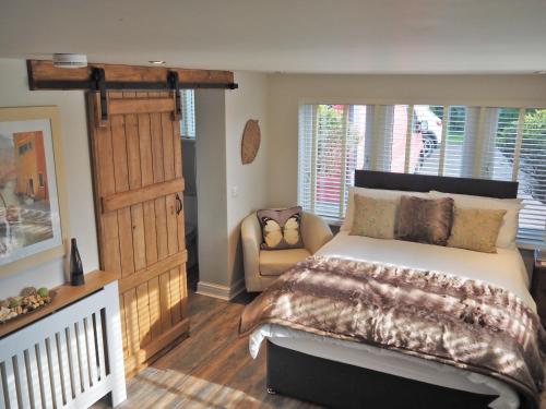 1 dormitorio con 1 cama y 1 silla en Good stay at 91 en Silsden