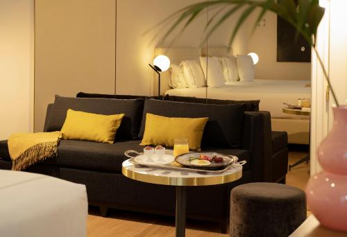 salon z kanapą i łóżkiem w obiekcie Elizabeth Unique Hotel | a Member of Design Hotels™ w Rzymie