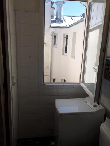 La salle de bains est pourvue d'une fenêtre et de toilettes. dans l'établissement París 10, à Paris