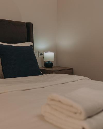 Ένα ή περισσότερα κρεβάτια σε δωμάτιο στο Chic Apartment near Acropolis