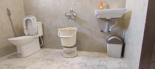 コダイカナルにあるRR Holiday Homesのトイレと洗面台付きのバスルーム