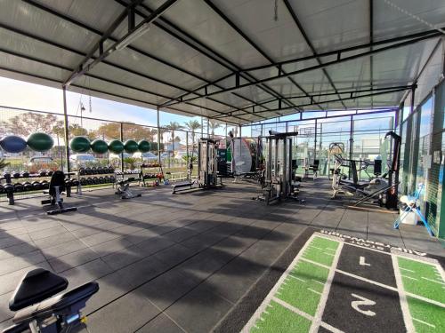 einen Fitnessraum mit Laufbändern und Maschinen in der Unterkunft Casa Amarillo Mar Menor Golf Resort in Murcia