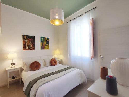 - une chambre blanche avec un grand lit et une fenêtre dans l'établissement Suite Balilla 6 centralissima a due passi dal mare, à San Benedetto del Tronto