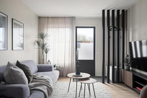 Home Away Apartments Stockholm في ستوكهولم: غرفة معيشة مع أريكة وتلفزيون