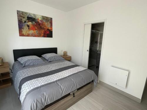 ein Schlafzimmer mit einem Bett und einem Wandgemälde in der Unterkunft Gîte le Carioca in Chevannes