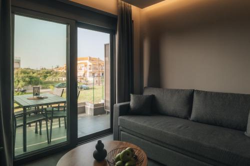 a living room with a couch and a table at CHE BELLO NATURE in Preveza